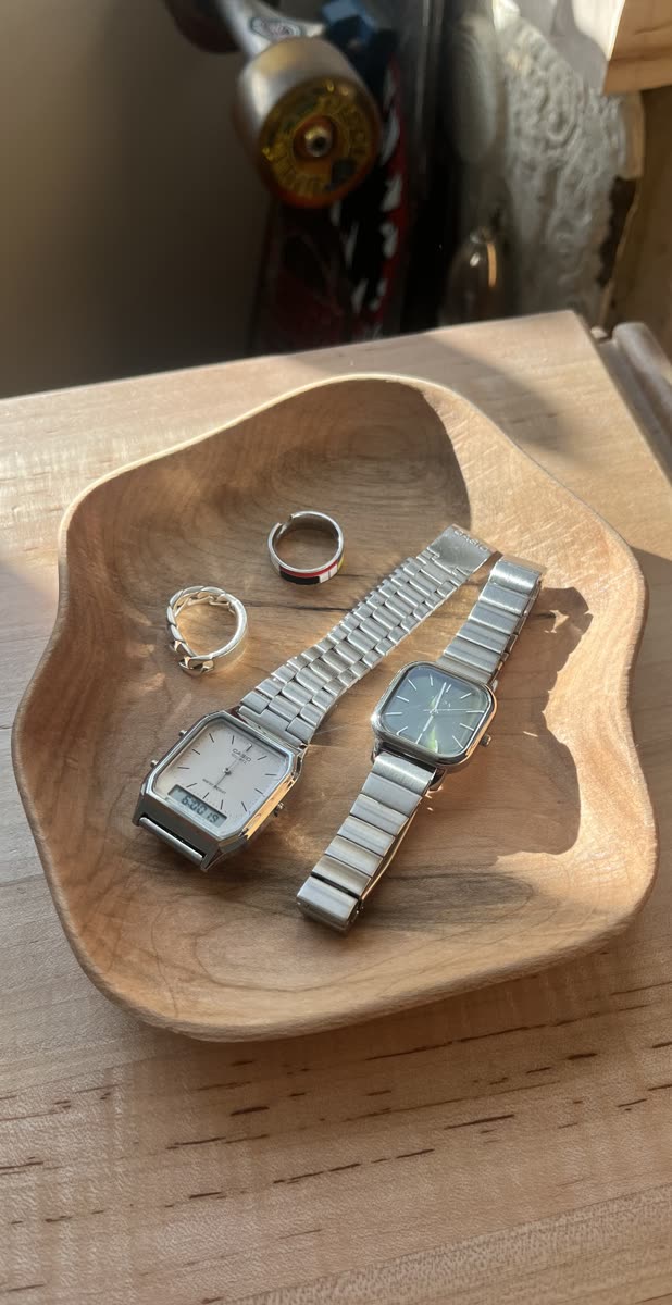 A single round watch tray
